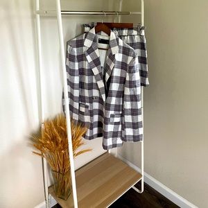 Beautiful, modern yet vintage style in a matching blazer and short set.